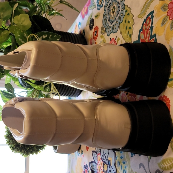 MARC FISHER Amita Lace-Up Ivory White Lug Boot - Picture 5 of 7